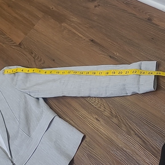 Elie Tahari‎ Light Gray Textured Blazer for women  used  exelent  condition. - Picture 8 of 13